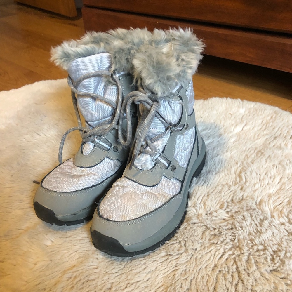 Great condition BearPaw winter boots. Amazing traction and warmth.